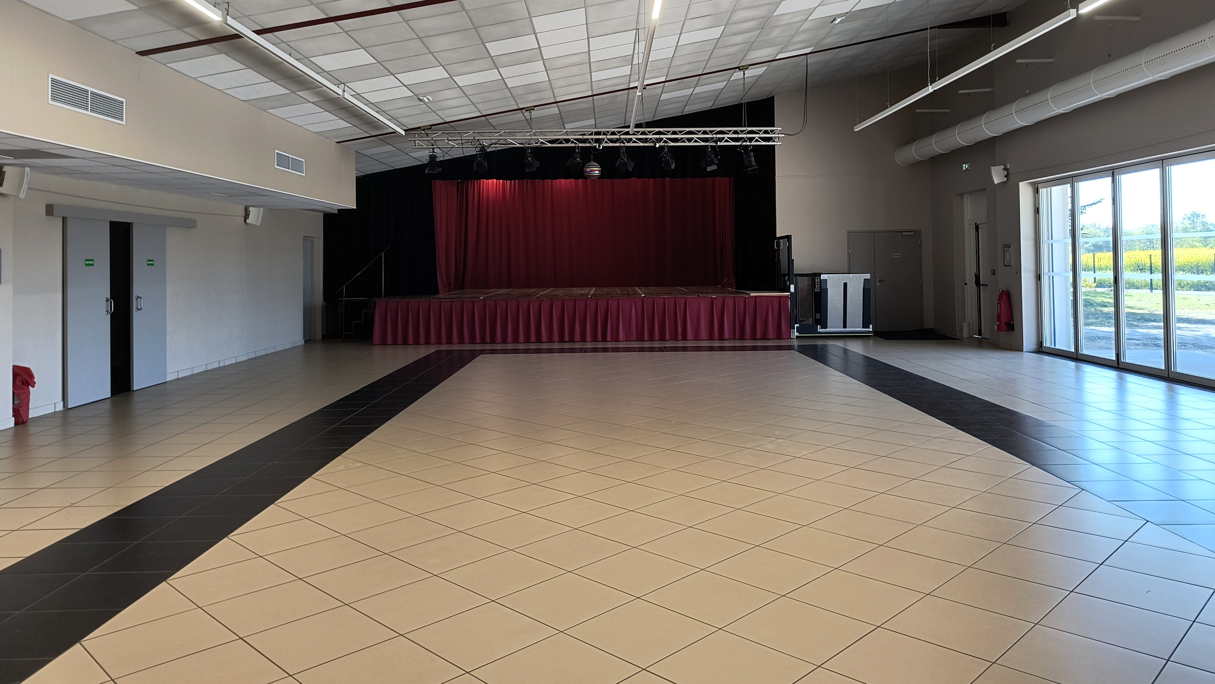 SDF salle vue de face rideaux scène ouverts 2026 04 _2_.jpg