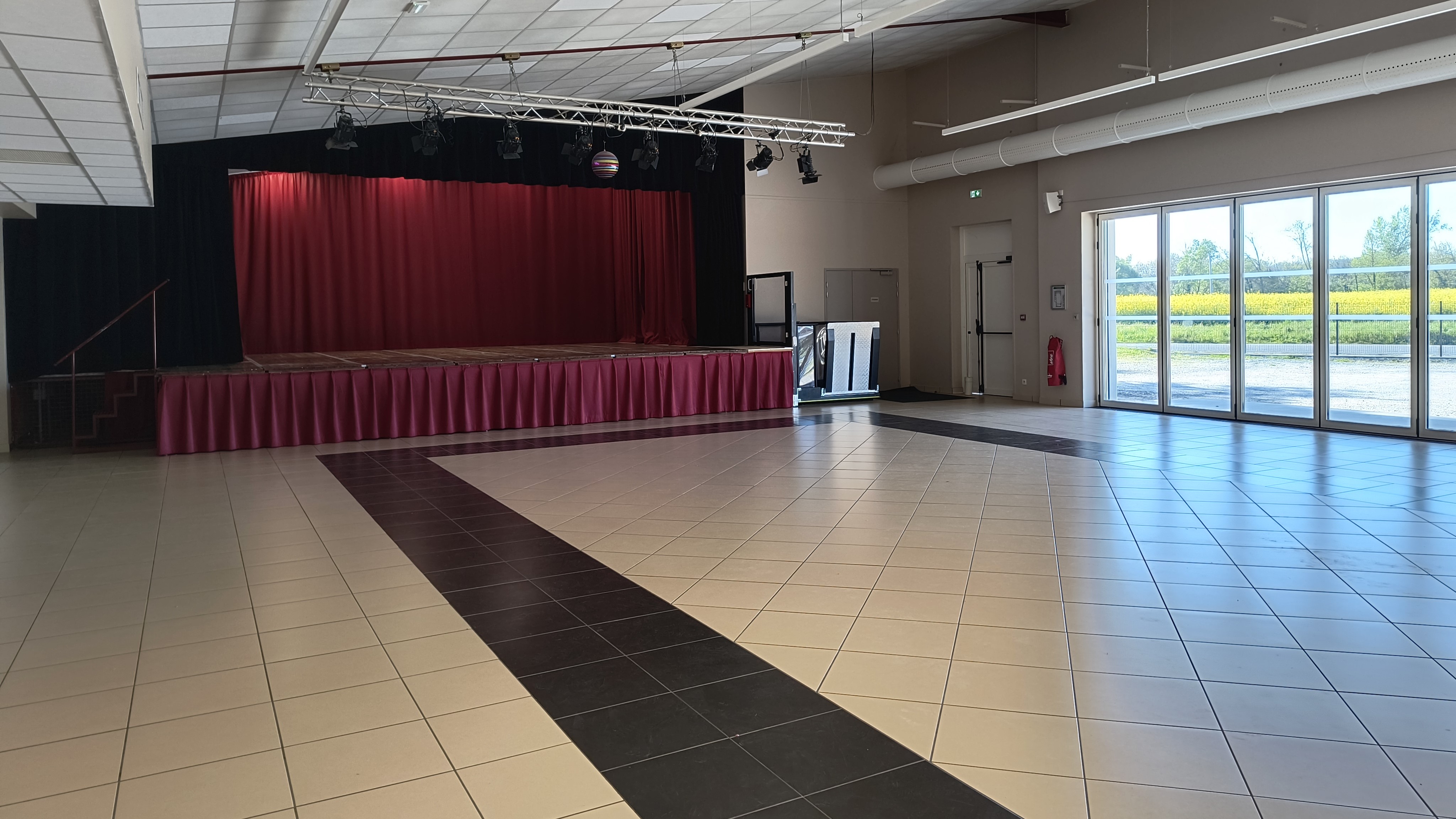 SDF salle vue vers baies vitrées rideaux scène ouverts 2026 04.jpg