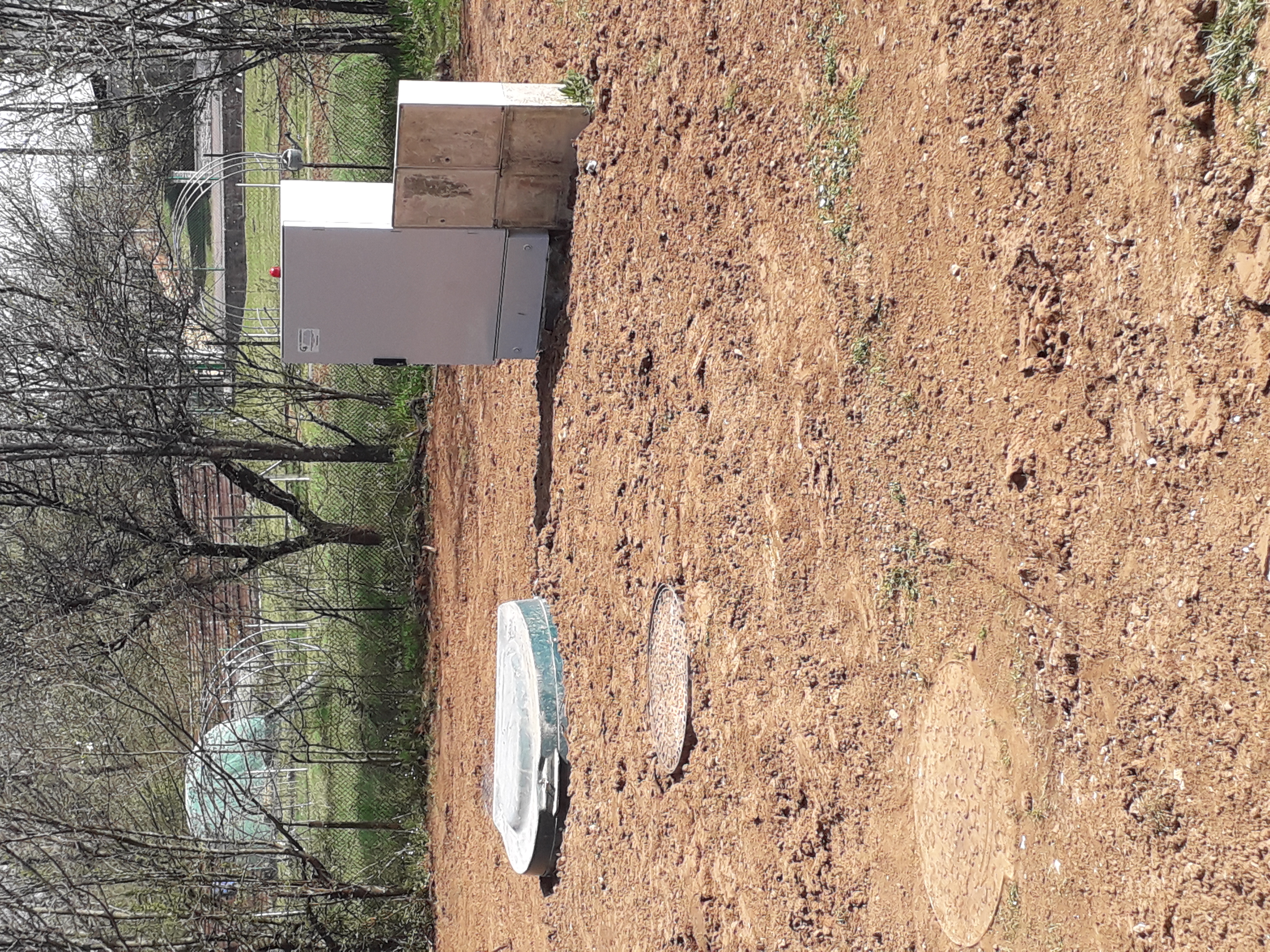 Cuve enterrée et coffret de commandes des pompes.jpg