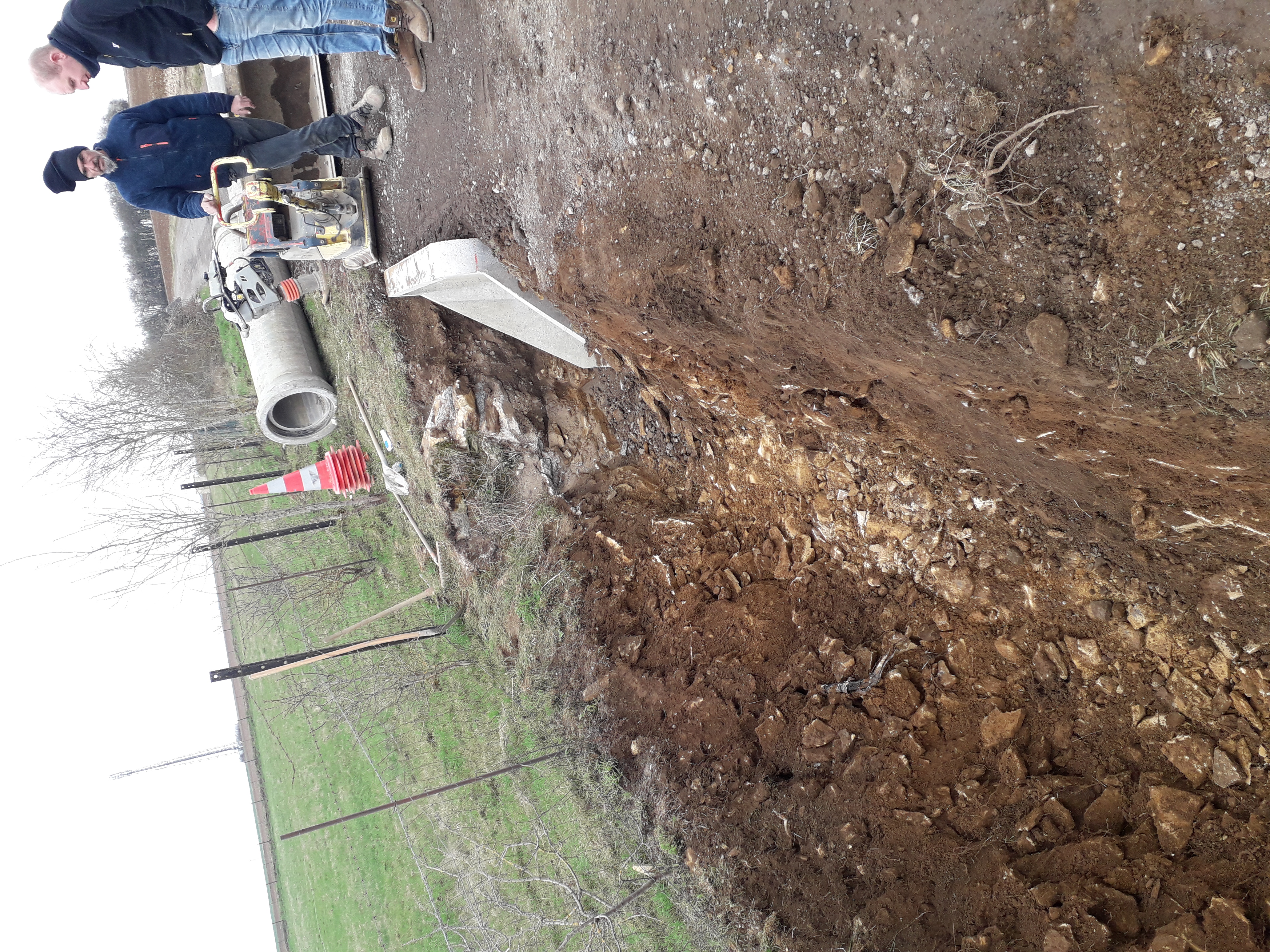 Busage Route Fossé Cité Ida 2.jpg