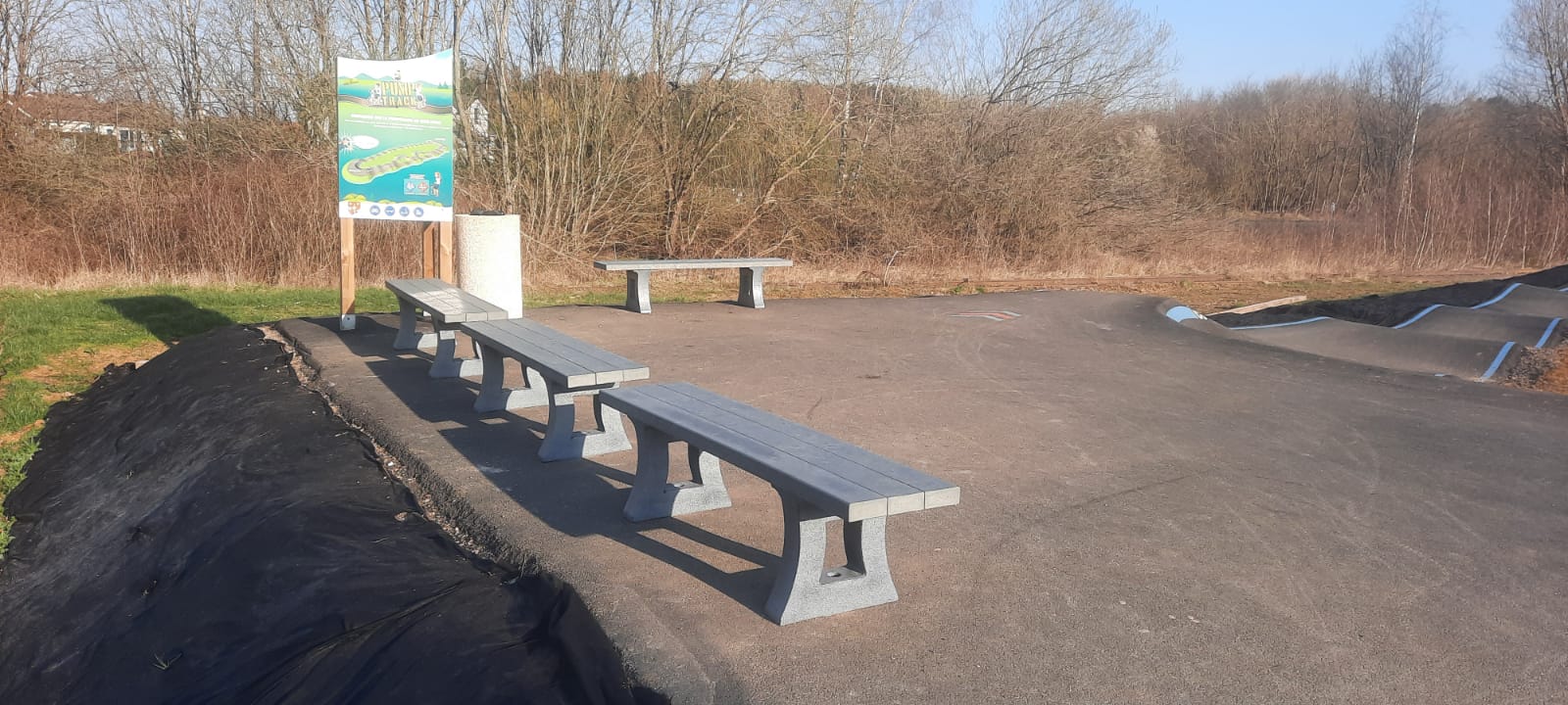 Bancs au Pumptrack.jpg