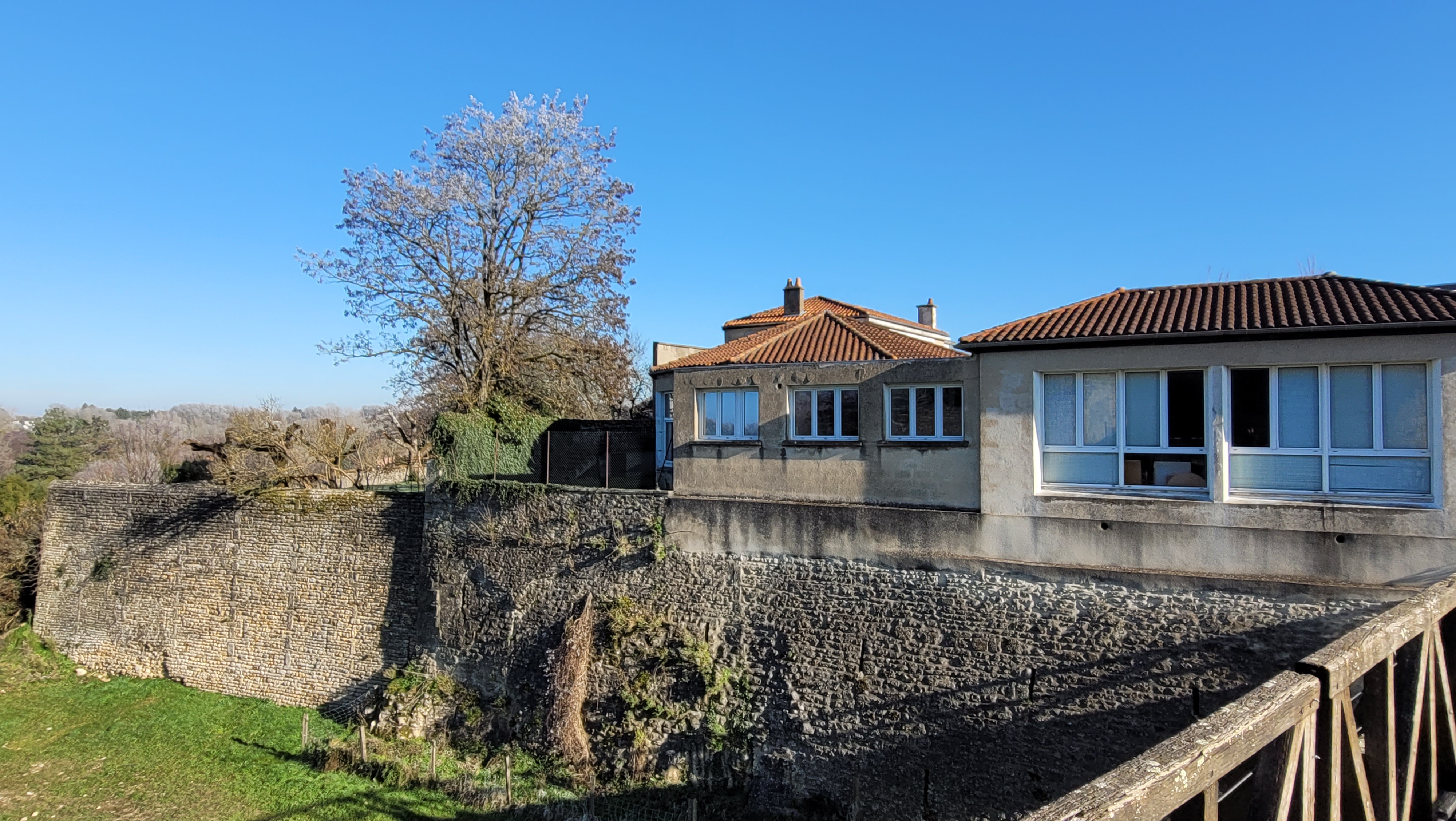 Gencay paysage vu du vieux chateau  école maternelle 2025.jpg