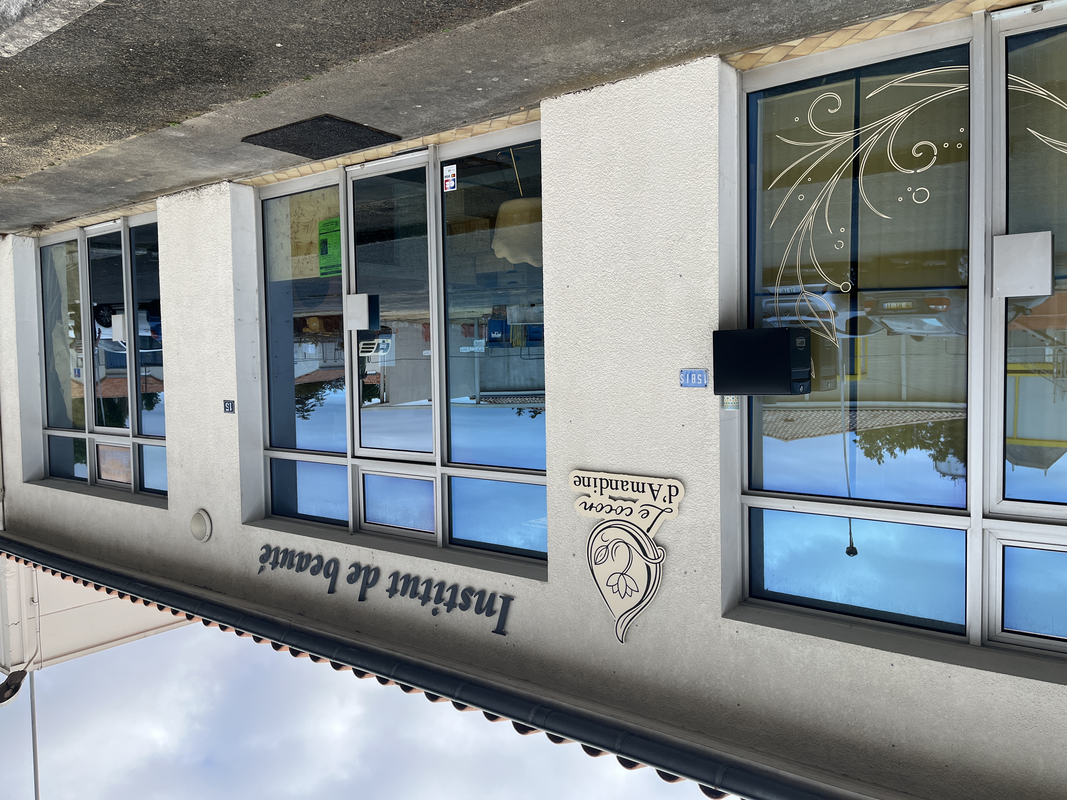 institut de beauté vitrine.jpg