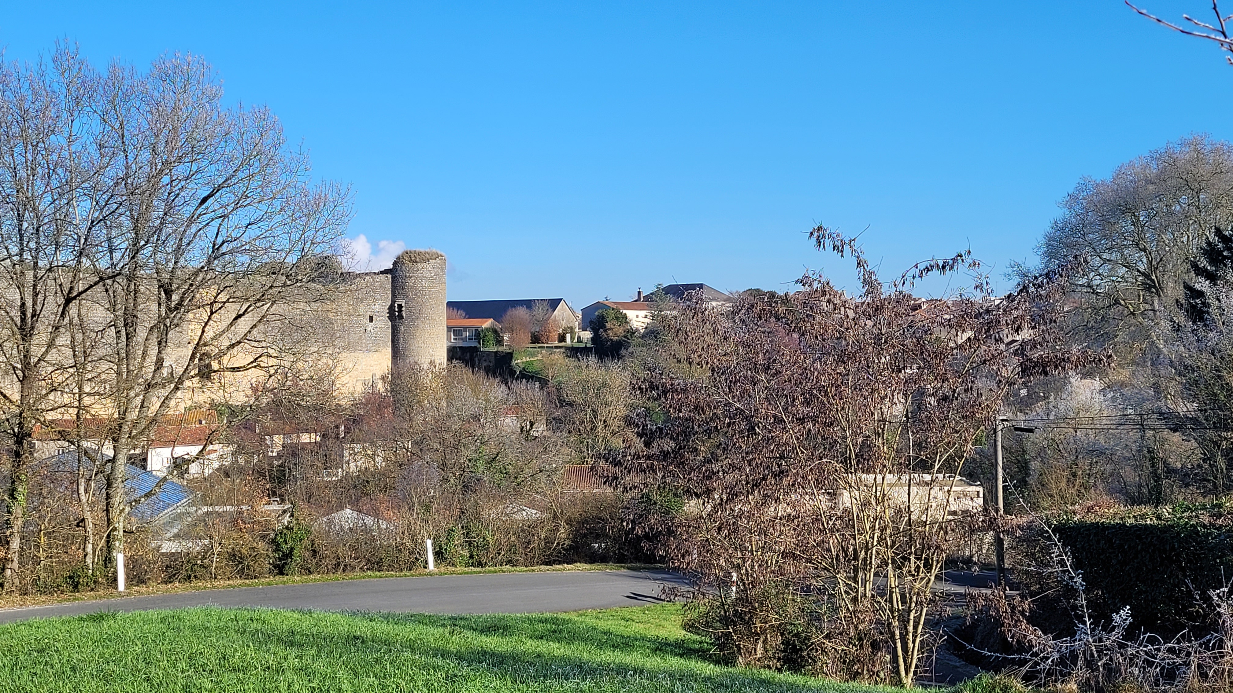 Gençay et vieux chateau paysage _1_.jpg
