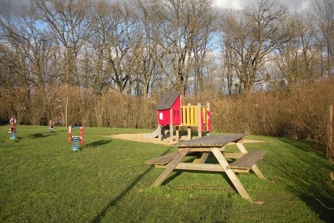 Aire de jeux et de picnique salle des fêtes.jpg