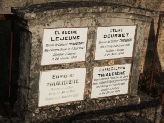 Sépulture Thiaudière dans le cimetière de Gençay _1_.jpg