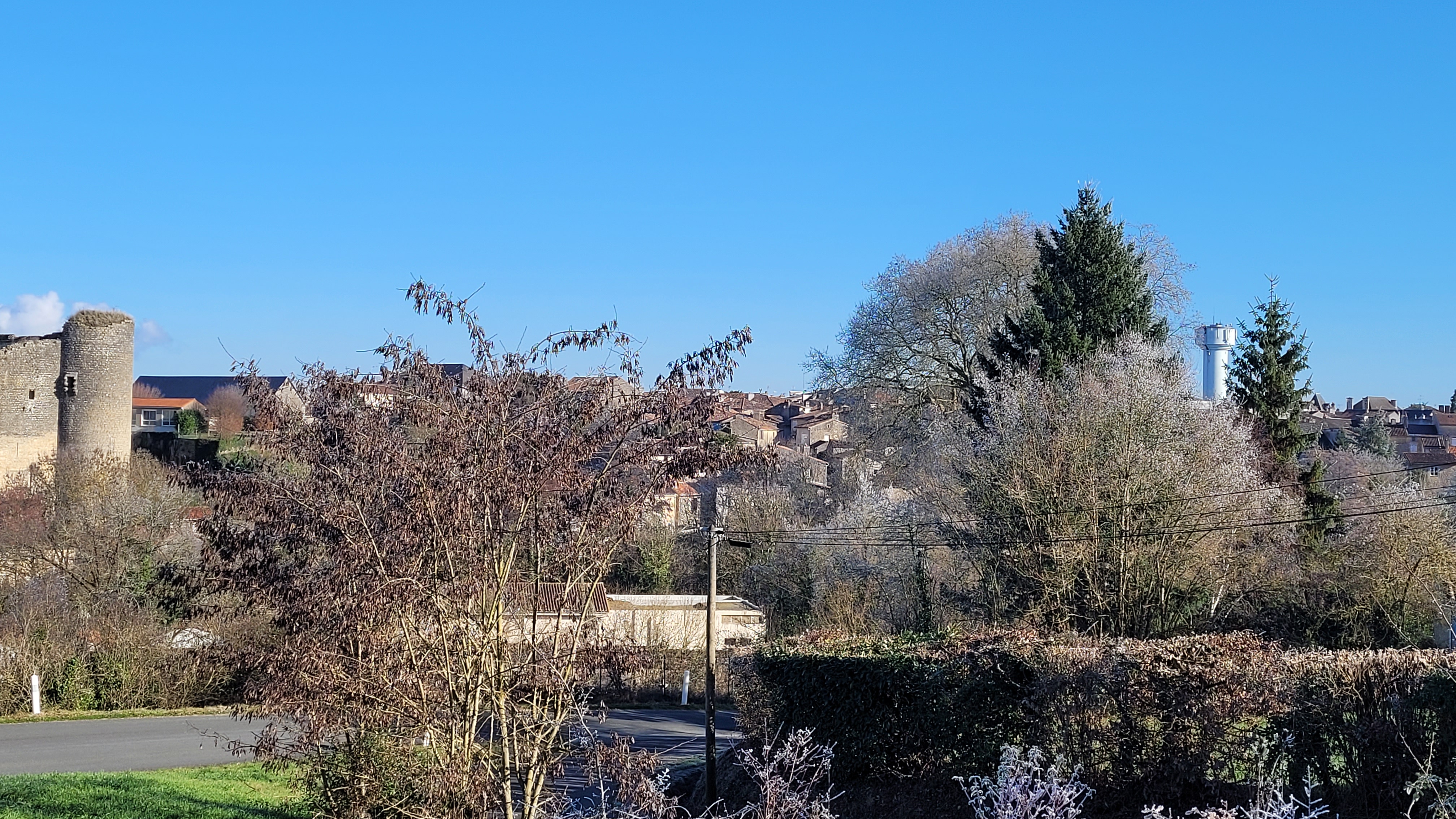 Gençay et vieux chateau paysage _5_.jpg