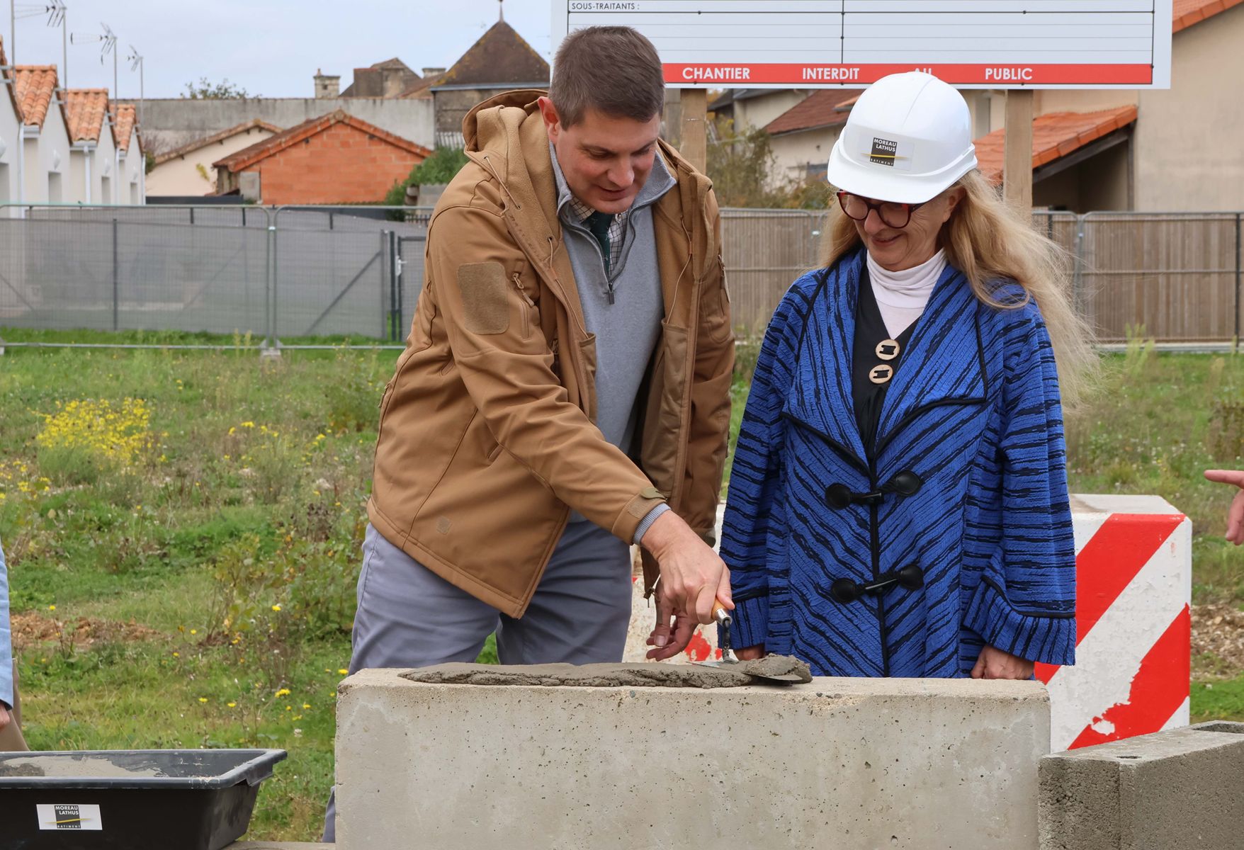 25 11 07 pose de la 1ere pierre _31_.jpg