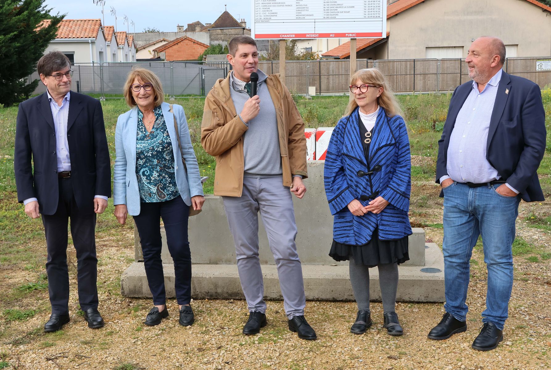 25 11 07 pose de la 1ere pierre _8_.jpg