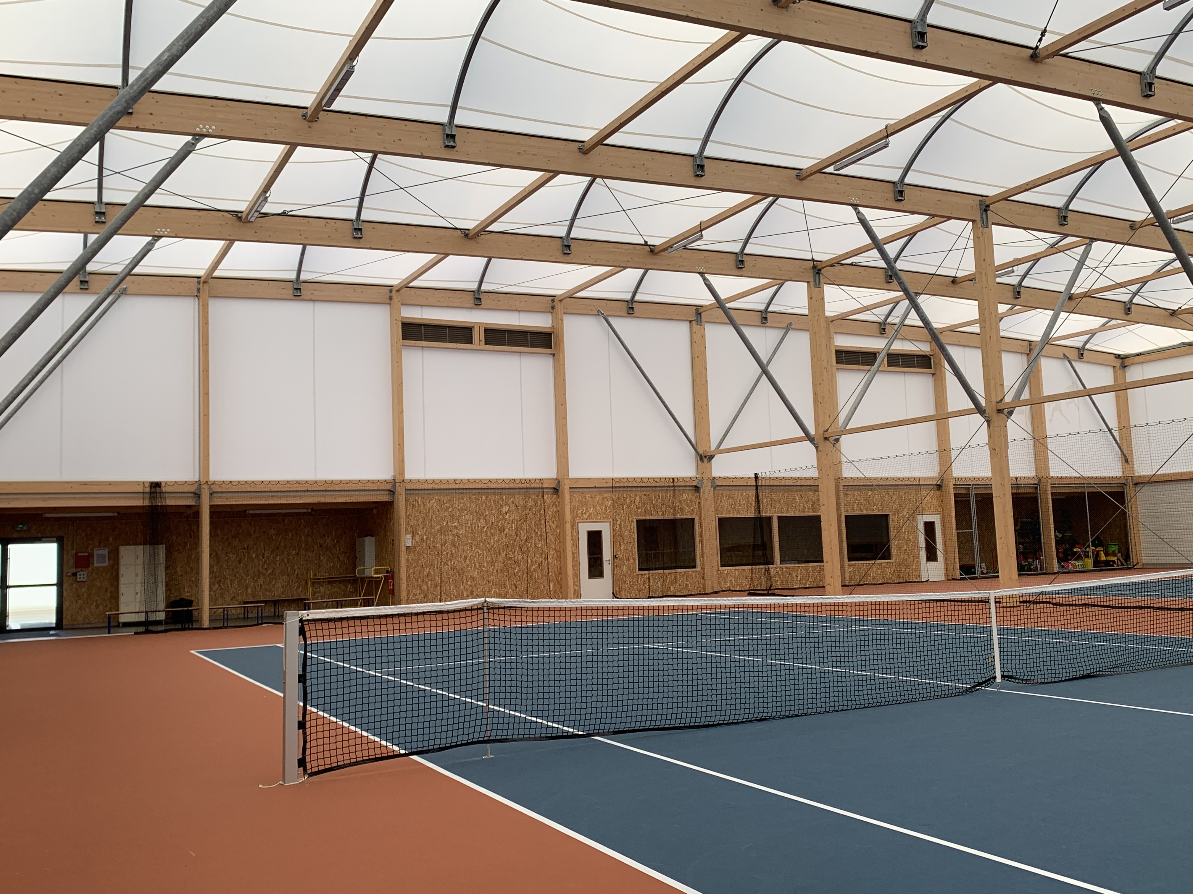 Courts tennis couvert 2.JPG