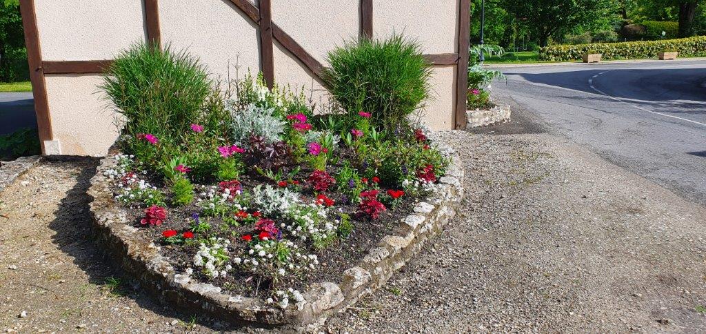 Parterre de fleurs blason Conflans mai21.jpg