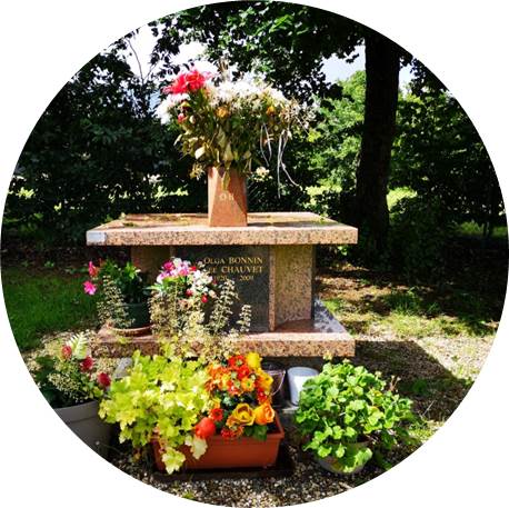 Cimetière Prailles colombarium.jpg