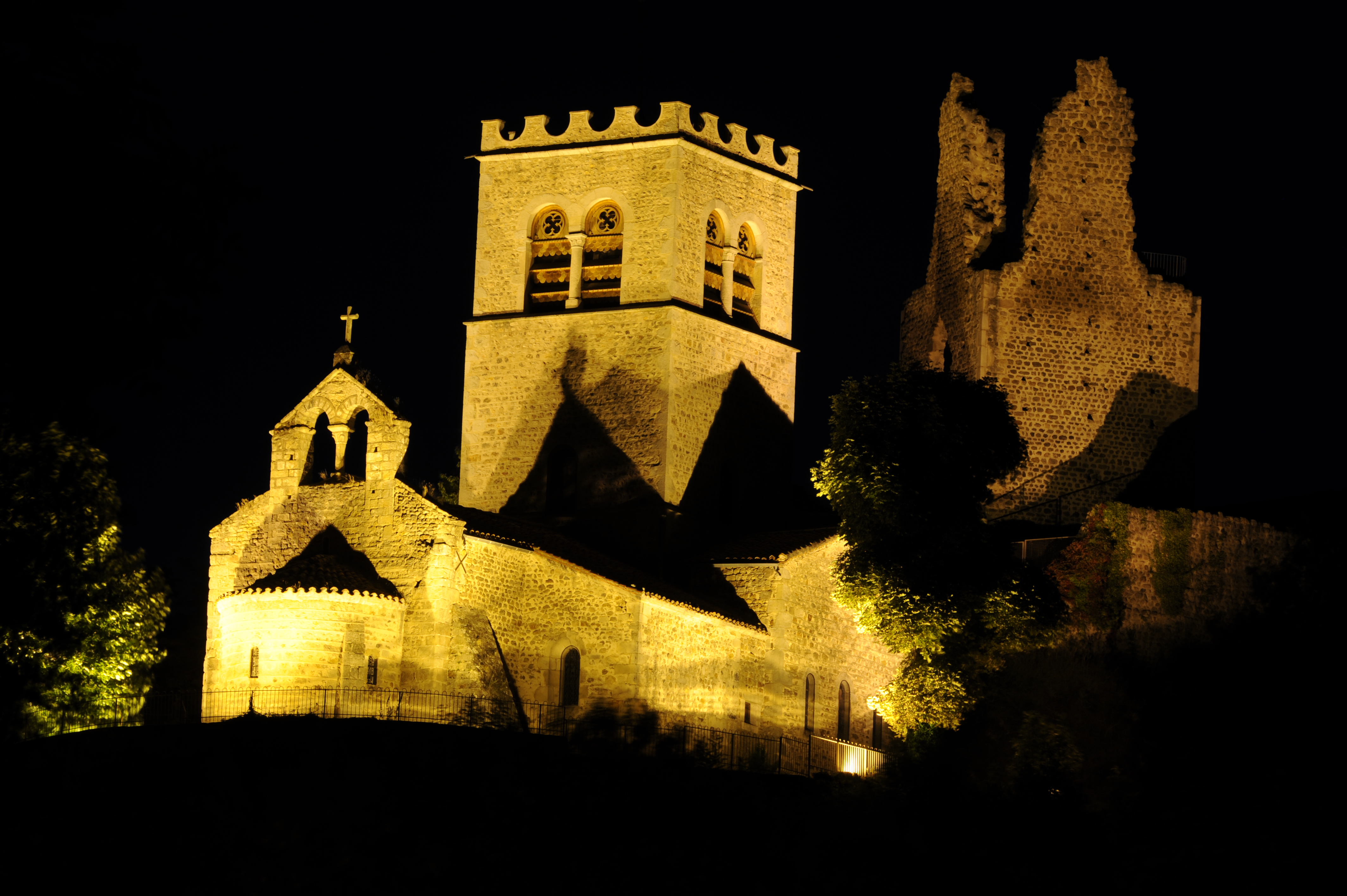 église nuit éclairée zoom