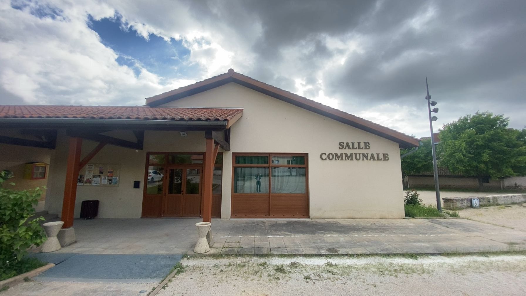SALLE DES FETES.JPG