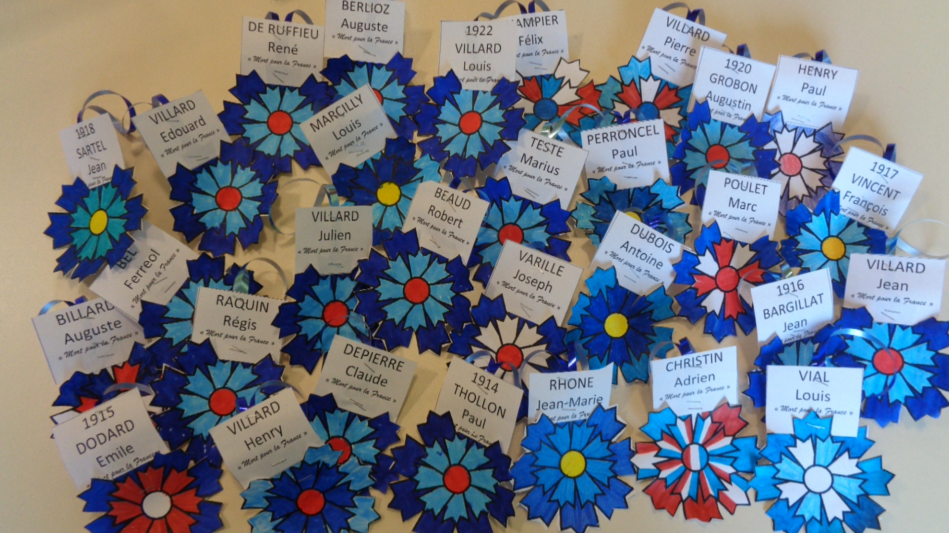Les bleuets fabriqués par les enfants de l_école.JPG