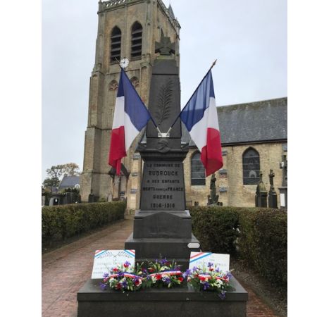 Monument aux Morts fleuri.jpg