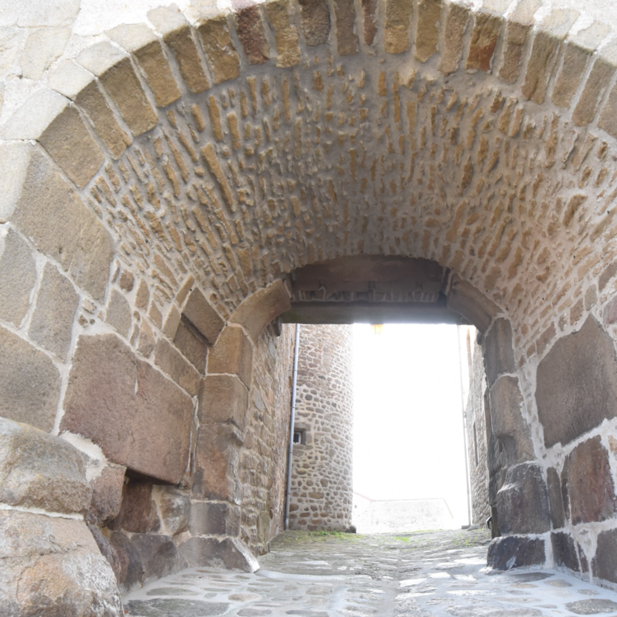 Une porte fortifiée à Châteauponsac ?