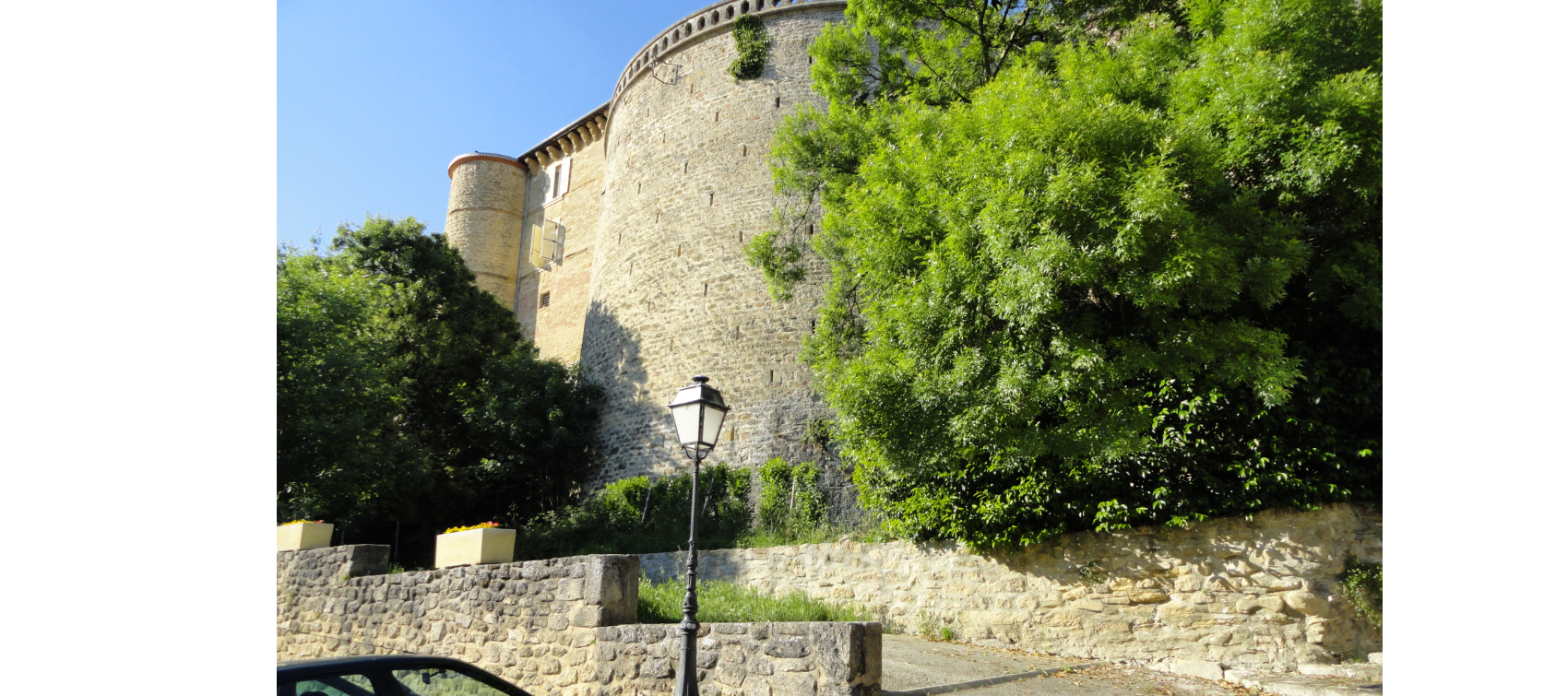 sous les remparts
