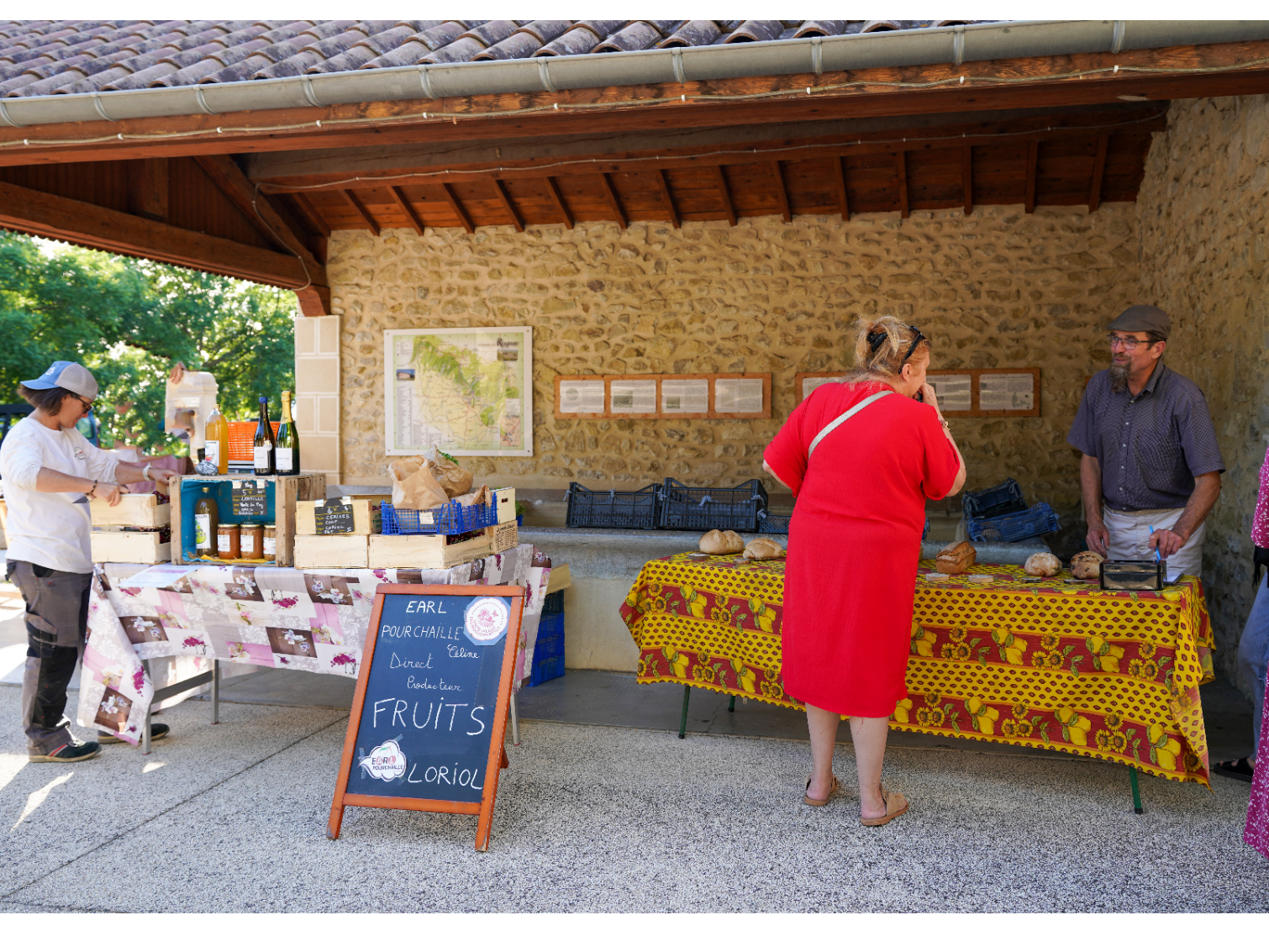 chaque lundi soir de 18h30 à 20h, c'est le marché de nos producteurs locaux autour du lavoir